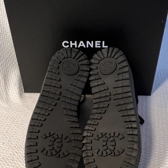 CHANEL INTERLOCKING LOGO LACE-UP BLACK SUEDE BOOTS W/ SHEARLING LINING - US 8.5 - Picture 8 of 11